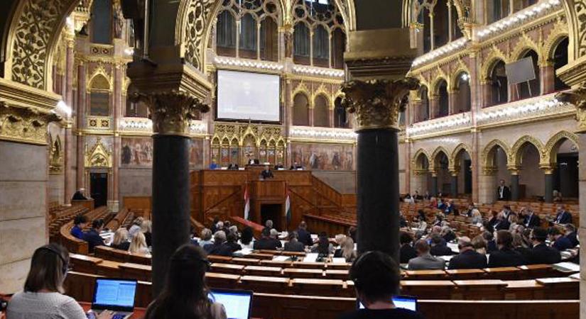 A digitális állam megvalósításával összefüggő törvényjavaslatot tárgyalja a parlament