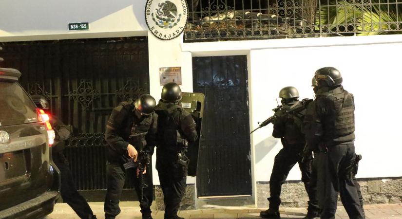 Berontottak az ecuadori rendőrök a mexikói követségre, és elvitték az alelnököt
