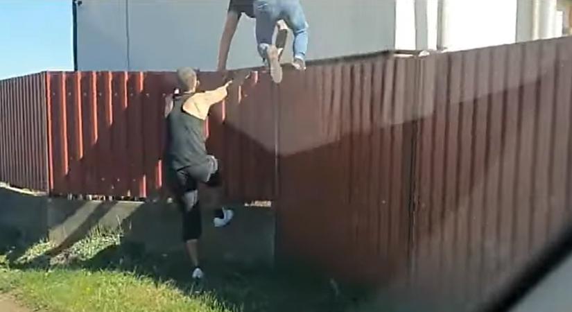 Kerítésről kerítésre ugrált a két tolvaj, nem sikerült elmenekülniük a hajdúhadházi rendőrök elől – videóval