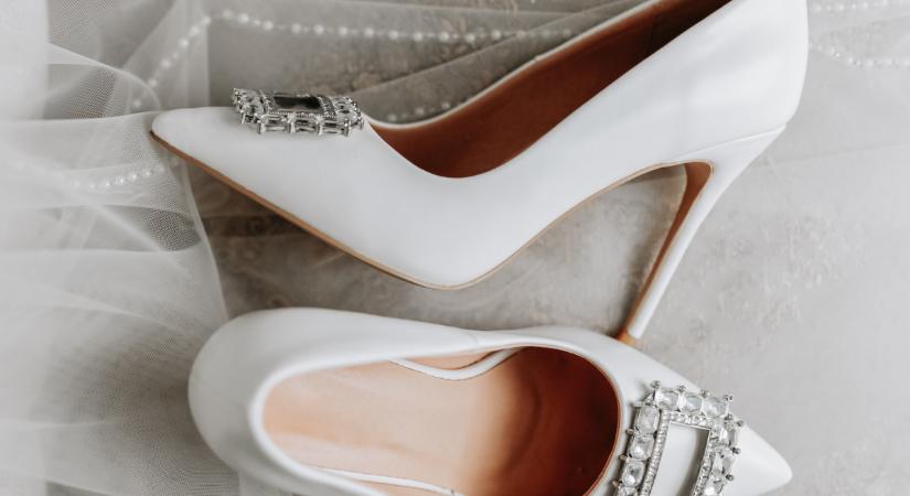 Szuper nőies esküvői cipők árakkal: elegáns magas sarkú és lapos talpú fazonok