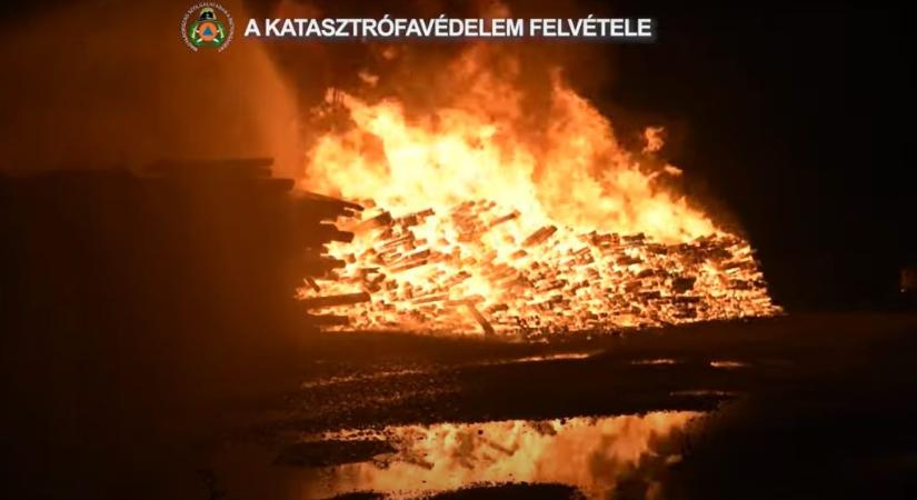 A katasztrófavédelem videóján látszik, milyen hatalmas tűz pusztított Rákosrendezőn