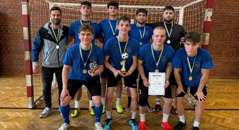Csongrád-Csanád és Békés vármegye legjobbja az Eötvös-iskola a Futsal Kupán!