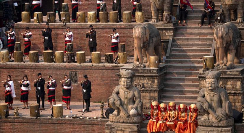 Látványos képeken a nepáli újév