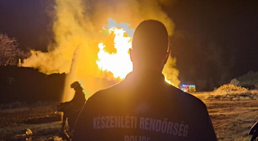 A készenléti rendőrök is segítettek a rákosrendezői tűz oltásában – fotókon a hatalmas lángok