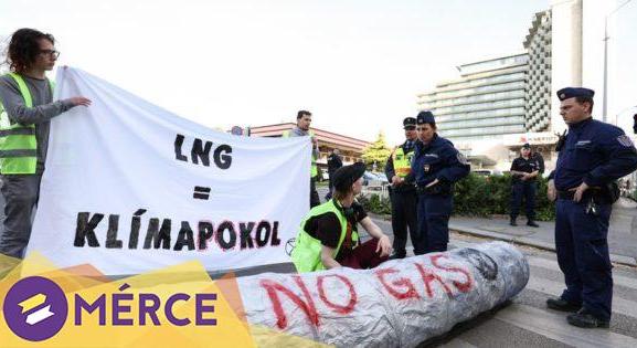 Klímaaktivisták fogadták a Szijjártó nyitóbeszédével kezdődő palagáz-konferencia érkezőit