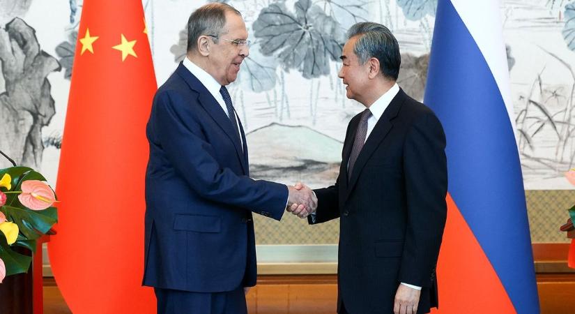 Lavrov már Pekingben és nagyon szeretik, Putyin oda készül