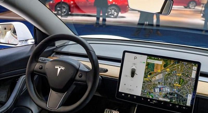 Kicsinálná a tömegközlekedést a Tesla?