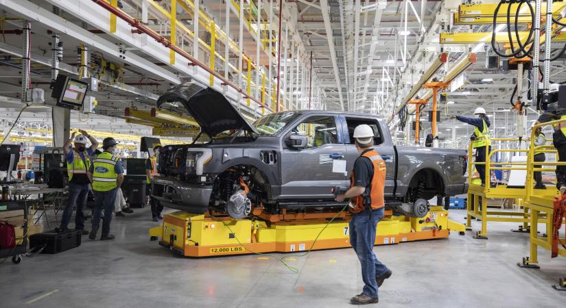 A Ford lassít amerikai villanyautós tervein