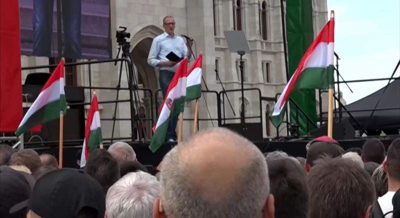 Kirúgták a Magyar Péter demonstrációján felszólaló református lelkészt