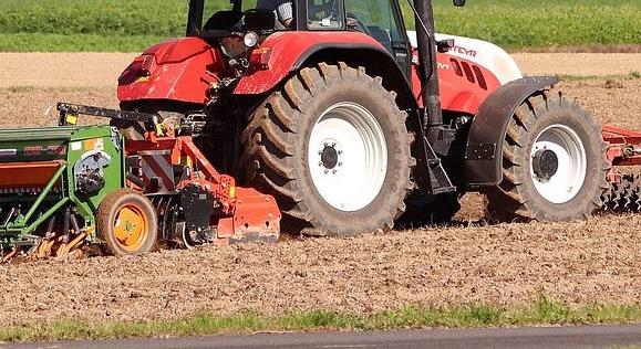 Porszáraz talajba vetik a kukoricát és napraforgót – Szántóföldi növényvédelmi előrejelzés