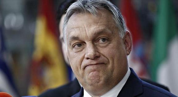 Komor arcok Orbán Viktor mellett a Karmelitában, vajon mire készülnek?
