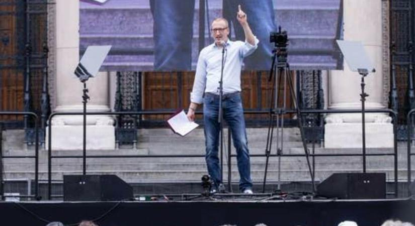 Kirúgták a munkahelyéről a Magyar Péter szombati tüntetésén felszólaló volt lelkészt