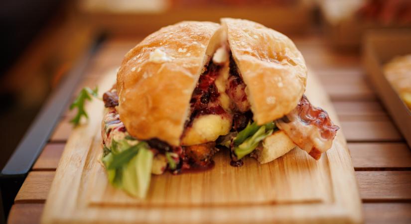 Egy 30 éves lószállítóból árulják a burgereket a bajai Halászparton