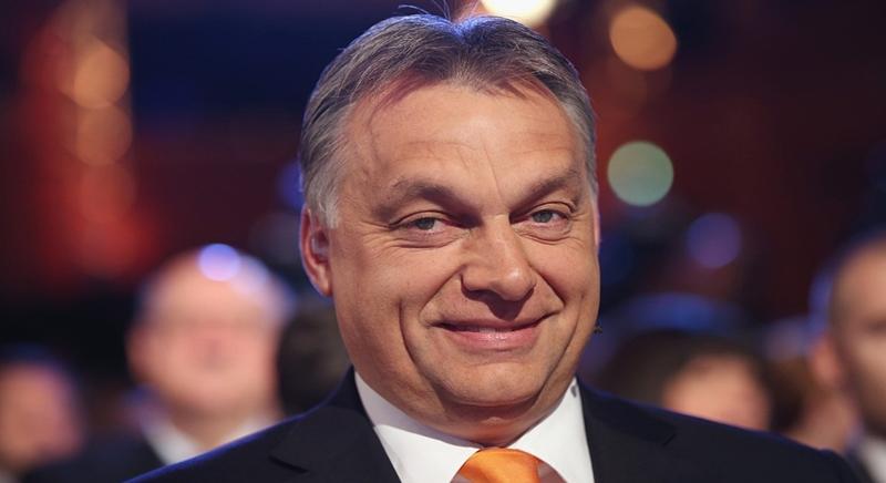 Ettől leesik az állad: Orbán megmutatta a mobiltelefonját, de erre senki nem számított  VIDEÓ