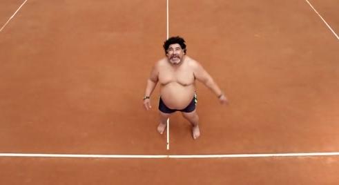 Ne dőljön be, nem az elhízott Maradona dekázik a teniszlabdákkal