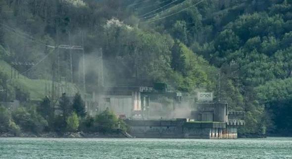 Hatalmas robbanás volt egy olasz vízerőműben: többen meghaltak, eltűntek és megsérültek - videó