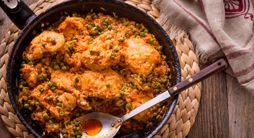 Olcsó és gyors ebéd csirkemellből: együtt készül a hús és a köret