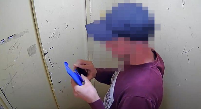 Liftben lévő kamera buktatta le a tolvajt – videó