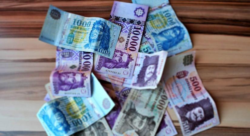 Nemzetgazdasági Minisztérium: A postákon is fel lehetne venni ingyenesen a havi 150 ezer forintot