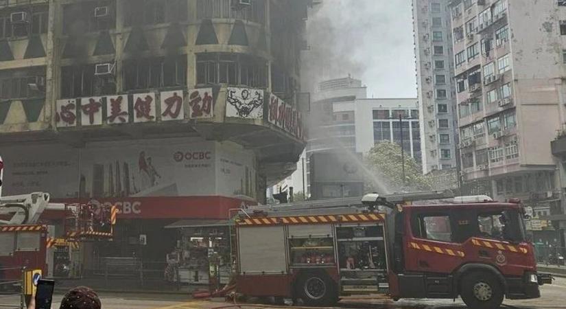 Tűz ütött ki egy hongkongi lakóépületben, többen meghaltak - videó