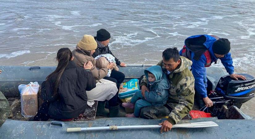 Kazahsztánban csaknem százezer embert kellett kimenekíteni az árvíz miatt