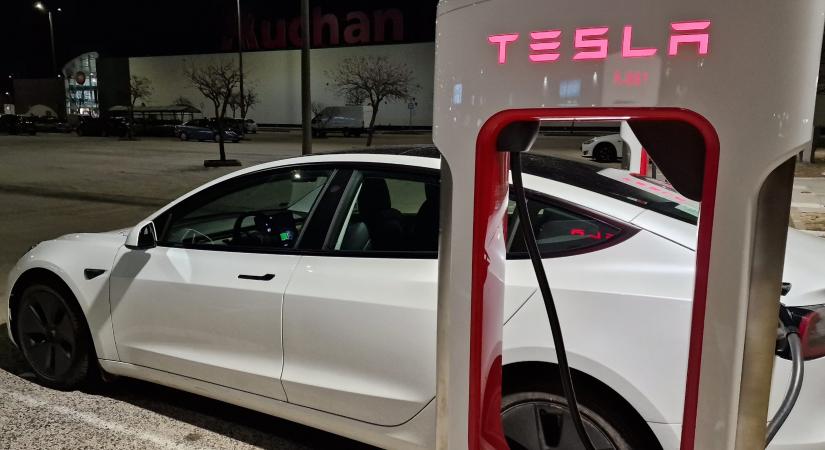Négy nap alatt telepítheti a Tesla V4-es töltőállomásait – videó