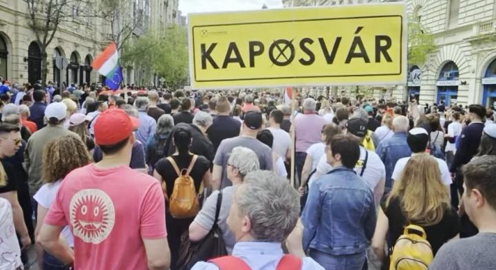 "Dombóvári politikus cipelte a Gyurcsány emberének Kaposvár tábláját"