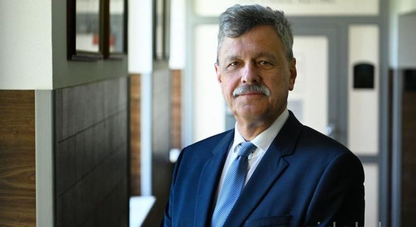 Ismét elnökké választották a Debreceni Egyetem professzorát