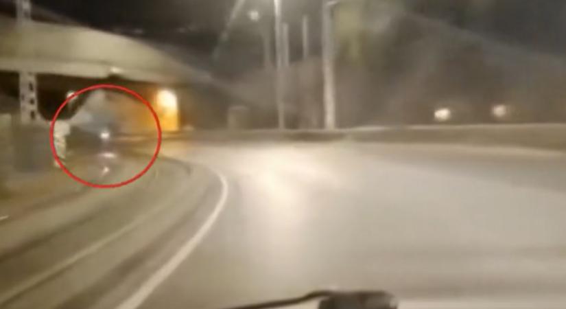 A forgalommal szemben rollerezgetett egy felelőtlen férfi a Rákóczi hídnál – Videón a sofőr bravúrja, amivel elkerülte a halálos gázolást