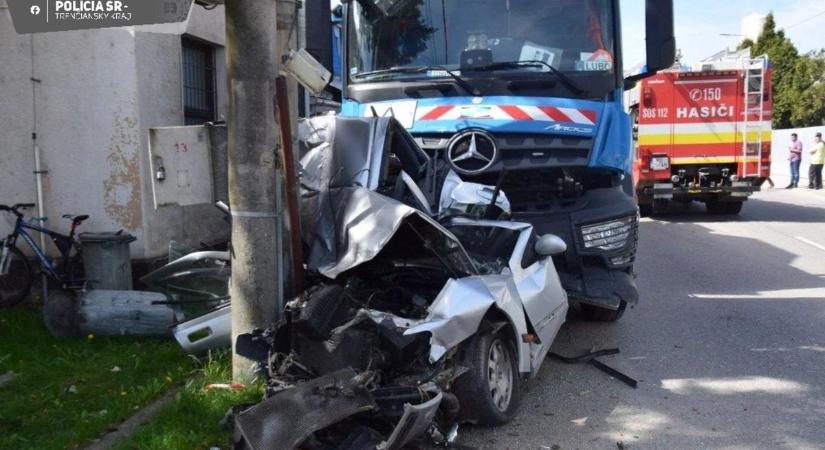 Nyolc autót tört össze egy kukásautó sofőrje Lednicrónán