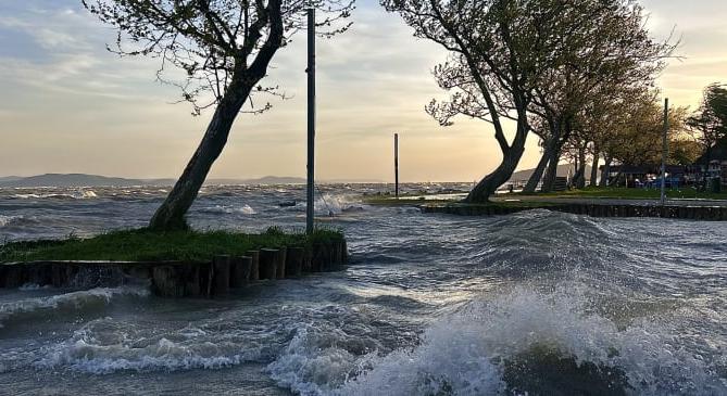 Vízben áll a Balaton déli partja