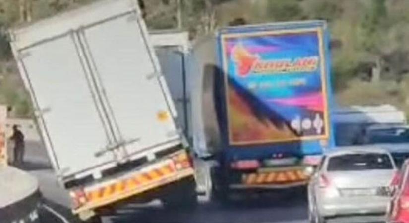 Feltámadt a szél, szó szerint lefújt egy teherautót az autópálya hídjáról - videó