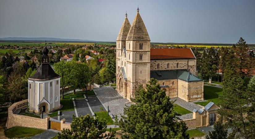 Eleven középkor: befejeződött a jáki templom felújítása