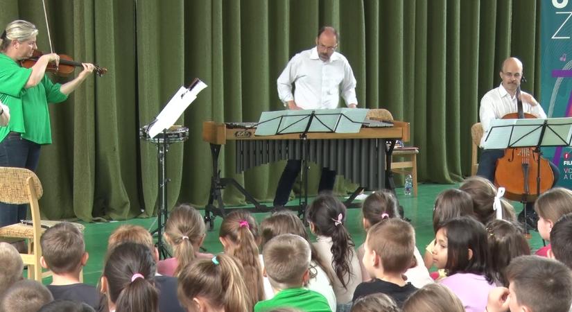 Klasszikus zene modern köntösben – Rendhagyó énekórákat tartottak a Hevesi-iskolában