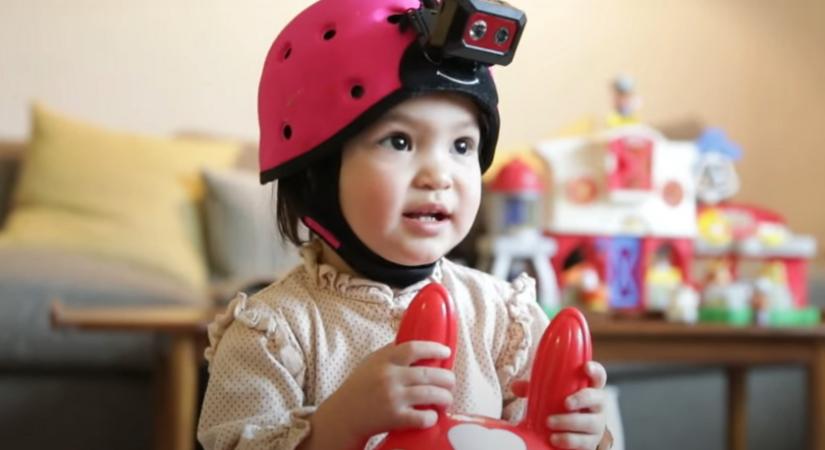 Fejkamerát kötöttek egy kisbabára, így tanították beszélni az AI-t - A kisgyerek nyelvtanulási módszerét figyelték