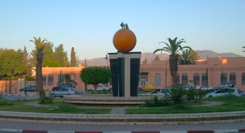 Marokkói körforgalomban áll a világ legnagyobb citrusa