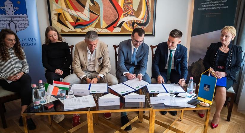 Kulturális együttműködést kötött Írország magyarországi nagykövetsége, Szombathely és a Leopold Bloom Alapítvány
