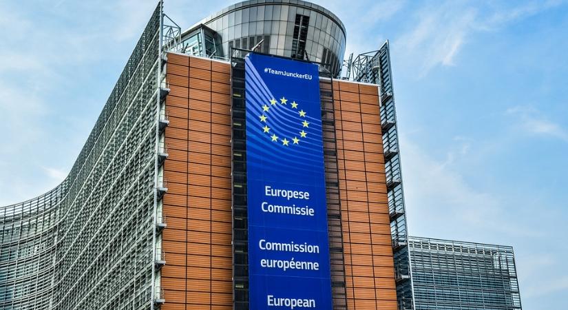 Az álhírekkel küzd az Európai Bizottság