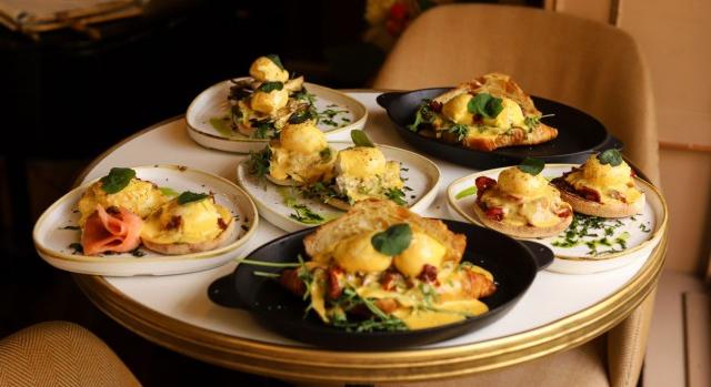 Eggs Benedict variációk és nyakon öntött ételek – bemutatta új gasztrokínálatát a Centrál Kávéház