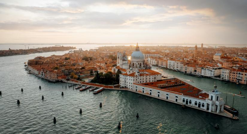 Még két hét és fizetnünk kell Velencéért: ennyibe fog kerülni a városlátogatás