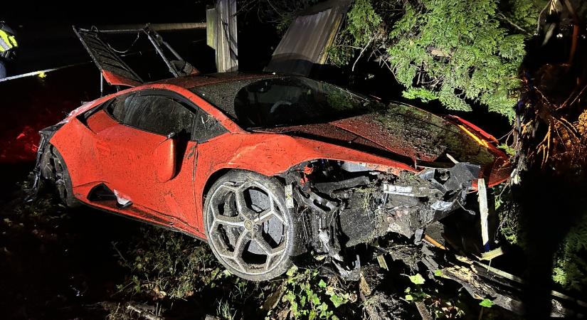 Rommá tört egy 13 éves fiú egy Lamborghinit, miután bemesélte a tulajdonosnak, hogy tud vezetni