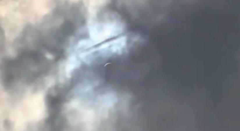 Titokzatos tárgy jelent meg a napfogyatkozás alatt a felhők felett - Videó