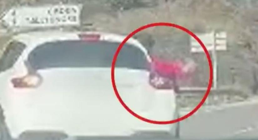 Rémisztő videó: kizuhant a mozgó autóból a 2 éves kislány