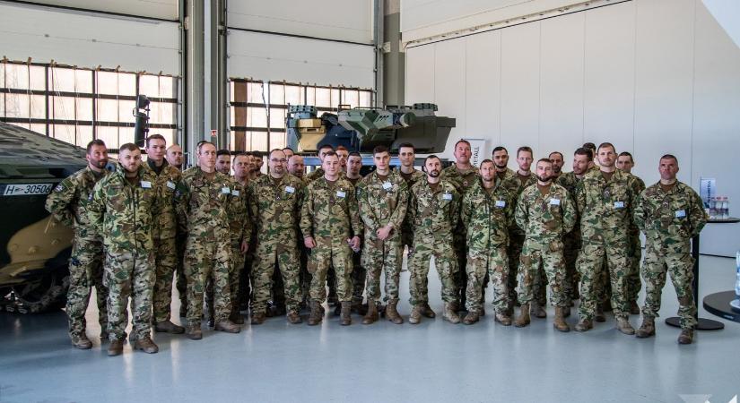 Megnézték a vásárhelyi katonák, hogyan gyártják a Lynx harcjárművet