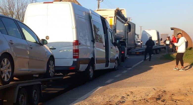 Öt jármű ütközött Kézdivásárhely közelében, áll a forgalom