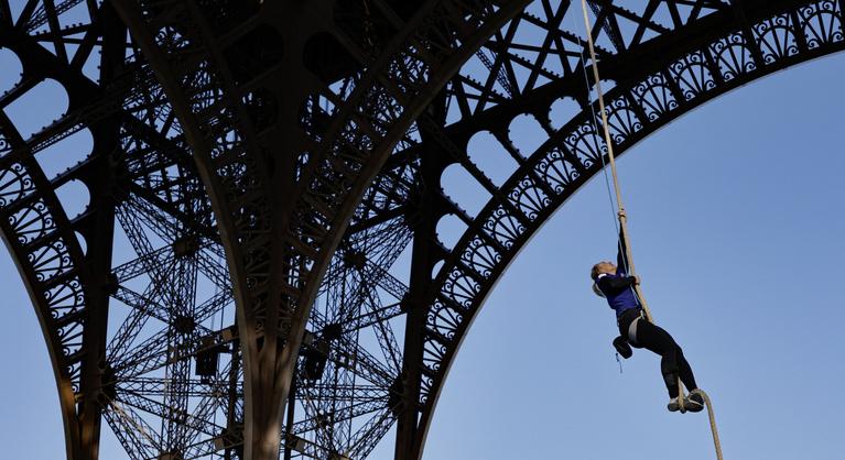 Hajmeresztő mutatvánnyal döntött világrekordot egy nő az Eiffel-tornyon