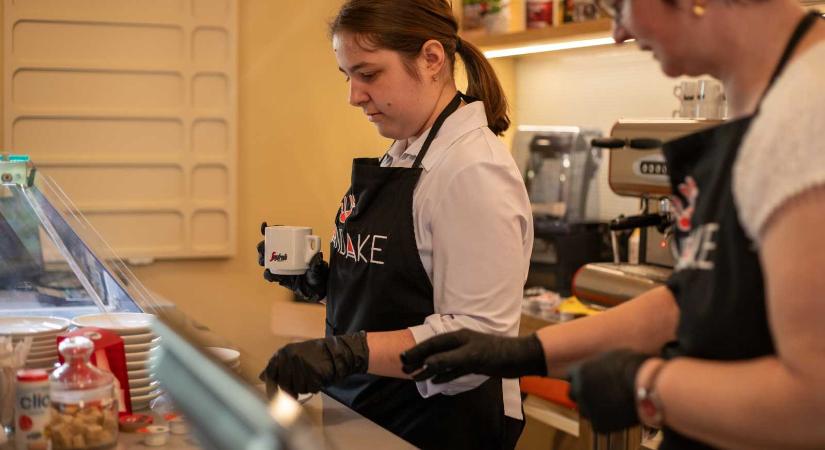 Ellátottakból ellátók – Fogyatékkal élő személyek szolgálnak fel egy marosvásárhelyi kávézóban
