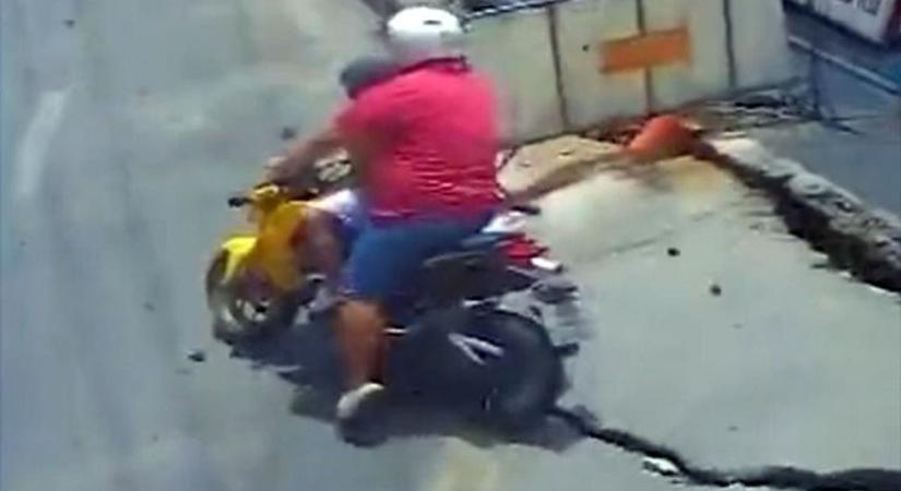 Apa és lánya elindult a motorral, az út ebben a pillanatban megszűnt létezni alattuk - videó