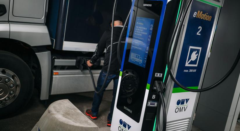 Ezen az osztrák benzinkúton már e-kamiont is tölthetünk