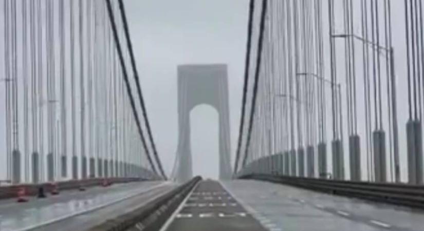 Nyüszít, hullámzik a szélben New York óriási hídja